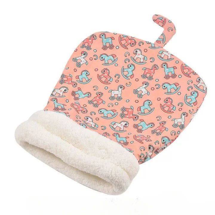 Warm and enclosed cat bed