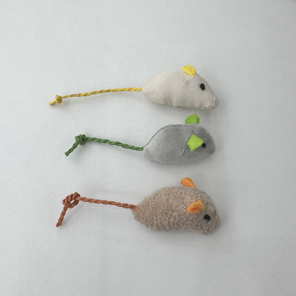 Cat toy: realistic plush mouse